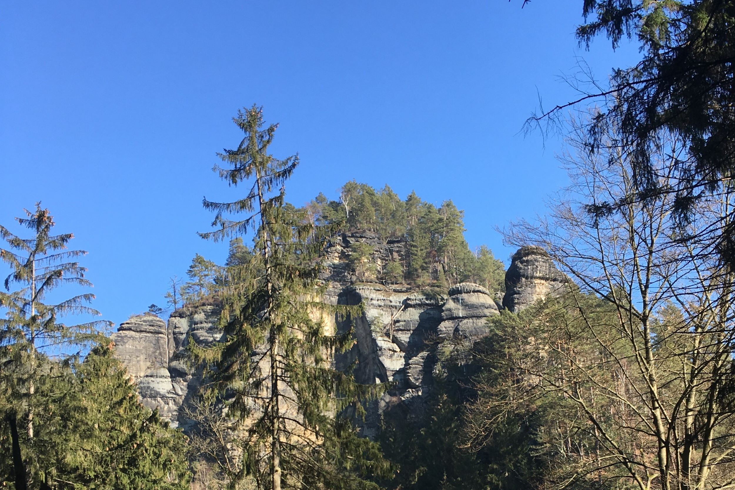 Blauer Himmel und Berge