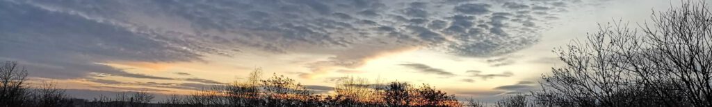 Sonnenaufgang, kleine Wolken am Himmel